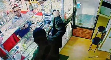 Trajikomik soygun girişimi...Oyuncak silahla soymaya kalktığı kuyumcudan böyle dayak yedi