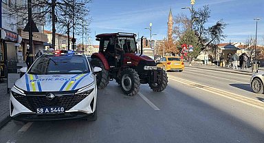 Traktörle kentin en işlek caddesine girdi, 4 ayrı maddeden ceza yedi