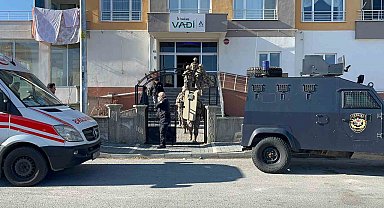 Tüfekle oğlunu vurdu, kendini eve kapattı