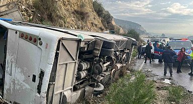 Tur minibüsü devrildi: 23 yaralı