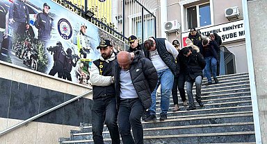 Turistleri hedef alan çete üyelerinin amaçlarına ulaştıktan sonra eğlendikleri anlar kamerada