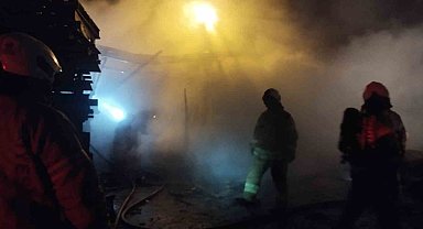 Tuzla'da palet imalathanesinde yangın