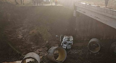 Tuzla'da servis minibüsü dere yatağına düştü: 1 ölü, 14 yaralı