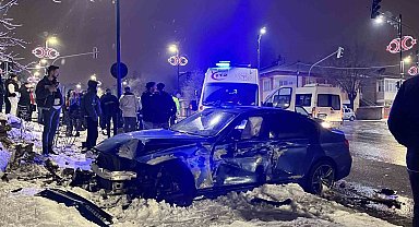 Üç aracın hurdaya döndüğü kazada yaralanan olmadı