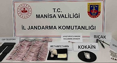 Üç şahsın yapılan üst ve araç aramasında uyuşturucu maddeler ele geçirildi