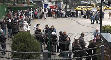 Uludağ'a çıkmak isteyenler metrelerce kuyruk oluşturdu