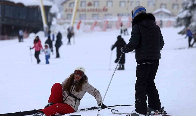 Uludağ'da kayak yaparken düşen kayakçılar kameralara yakalandı