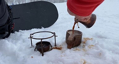 Uludağ'da snowboard yaparken Türk Kahvesi yudumladı