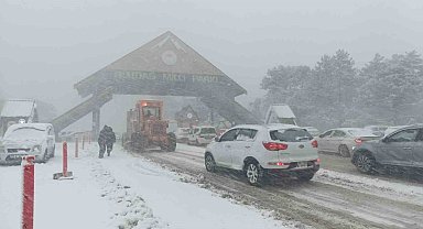 Uludağ'da yoğun kar ve tipi...Zincirsiz araç girişi yasaklandı