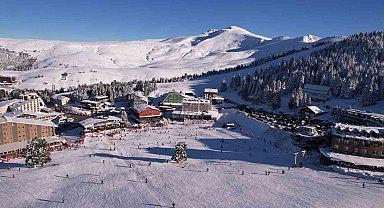 Uludağ'ın beyaza bürünmüş güzelliğiyle otoparklar doldu taştı