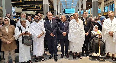 Umre yolcularını protokol uğurladı