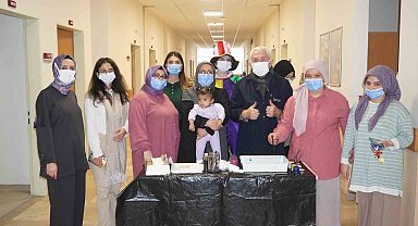 Üniversite öğrencileri lösemili çocuklara moral verdi