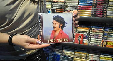 Ünlü sanatçı Ferdi Tayfur'un vefatı sonrası kasetlerine ilgi çoğaldı