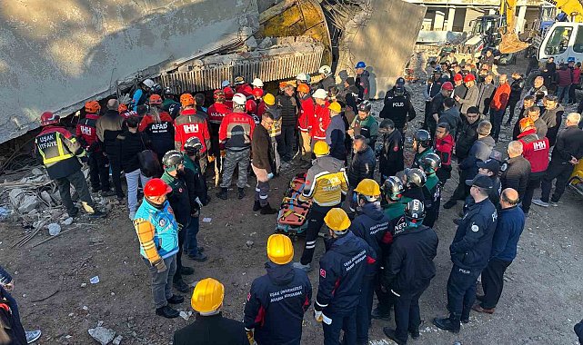 Uşak'ta enkaz altında kalan iş makinesi operatörünün cansız bedenine ulaşıldı