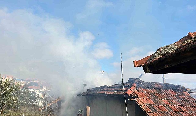 Uşak'ta müstakil bir ev yanarak küle döndü