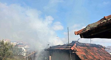 Uşak'ta müstakil bir ev yanarak küle döndü