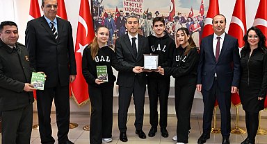 Uşak'ta liseliler yazdıkları kitabın gelirini Mehmetçiğe bağışladı