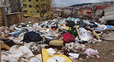 Üsküdar'da çöp ve moloz yığını krizi: Mahalleli isyan etti
