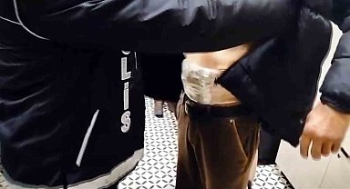 Uyuşturucuyu üzerine bantladı, polisten kaçamadı