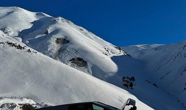 Uzungöl'ün karlı dağlarında görülen Tesla Cybertruck görenleri hayrete düşürdü