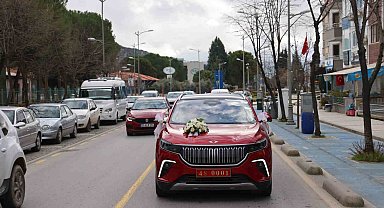 Vali Akbıyık makam aracı TOGG'u Gazze'li damada gelin arabası olarak tahsis etti