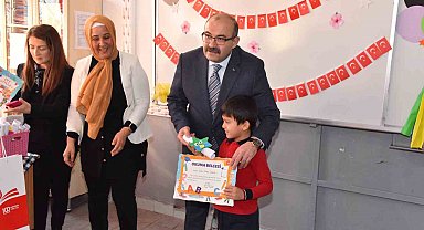 Vali Ustaoğlu kazada yaralanan öğrencilerin karnesini hasta yatağında teslim etti