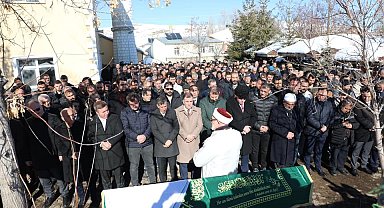 ValiMülkiye Başmüfettişi Ayhan'ın vefat eden annesi son yolculuğuna uğurlandı