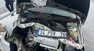 Van'da aydınlatma direğine çarpan otomobildeki 4 kişi yaralandı