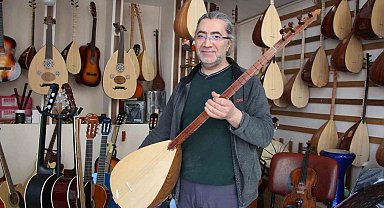 Van'da ürettiği bağlamaları dünyaya tanıtıyor