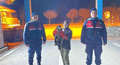 Vatandaşın bulduğu yaralı kızıl şahin jandarma ekiplerine teslim edildi