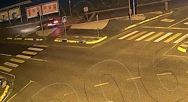 Viraja hızlı girince kaza kaçınılmaz oldu, otomobil devrildi: O anlar kamerada