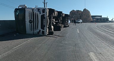 Virajı alamayan tır devrildi: 3 yaralı