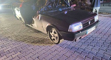 Virajı alamayınca park halindeki tankere çarpan sürücü hayatını kaybetti