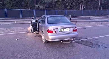 Yağmur sebebiyle kayganlaşan yolda otomobil bariyerlere çarptı: 1 yaralı