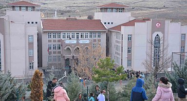 Yaklaşık 20 milyon öğrenci karnelerini alarak yarıyıl tatiline girdi