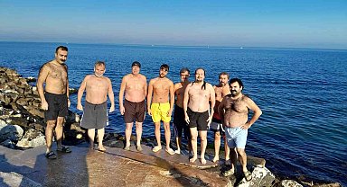 Yalova'da bir grup arkadaş 2025'in ilk gününde buz gibi suya girdi