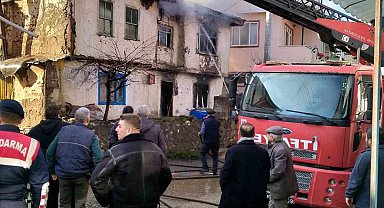 Yanan 2 katlı ev kullanılamaz hale geldi