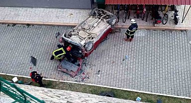 Yanlışlıkla geri vitese aldığı otomobil istinat duvarından düştü: 2 yaralı