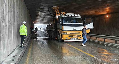 Yapı malzemeleri taşıyan vinç alt geçitte sıkıştı