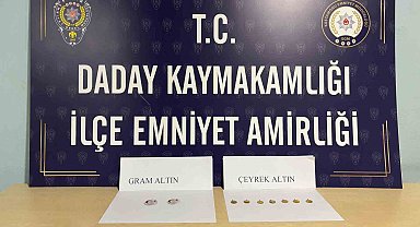 Yaşlı çifti dolandıran 'sahte jandarmalar' polisten kaçamadı