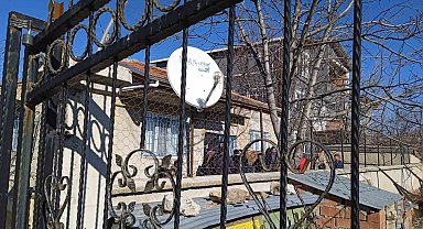 Yaşlı kadın itfaiye ekiplerinin çatısından girdiği evinde ölü bulundu