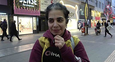 Yemeğini sokak köpeği ile paylaşan kadın yürekleri ısıttı