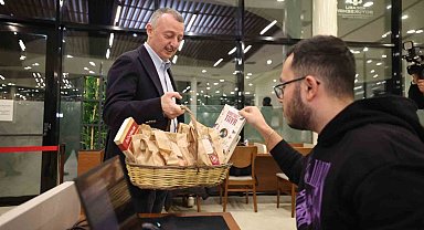 Yeni yıla kütüphanede giren öğrencilere kitap hediye edildi