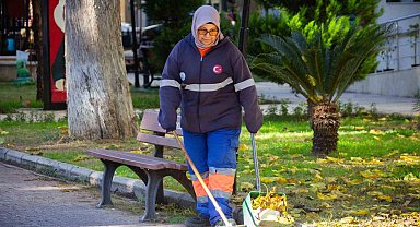 Yeni yılın ilk günü temizlik görevlileri ve pazarcılar çalıştı