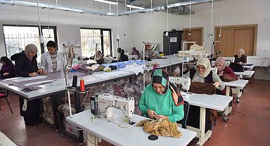 Yıldırım'da kadınlar, dikiş ve nakış ile ekonomiye katkı sağlıyor