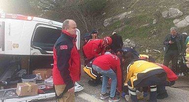 Yolcu minibüsü ile otomobil çarpıştı: 2 ölü, 18 yaralı