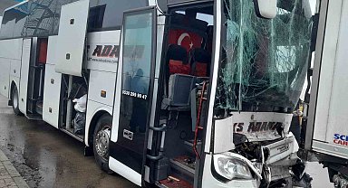 Yolcu otobüsü tıra çarptı: 8 yaralı