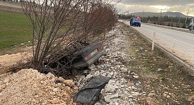 Yoldan çıkan otomobil şarampole uçtu