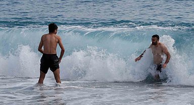 Yüksek kesimlerinde kar etkili olan Antalya'nın sahilinde deniz keyfi
