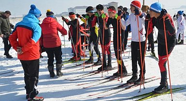 Yüksekova'da 'Kayaklı Koşu İl Birinciliği' heyecanı